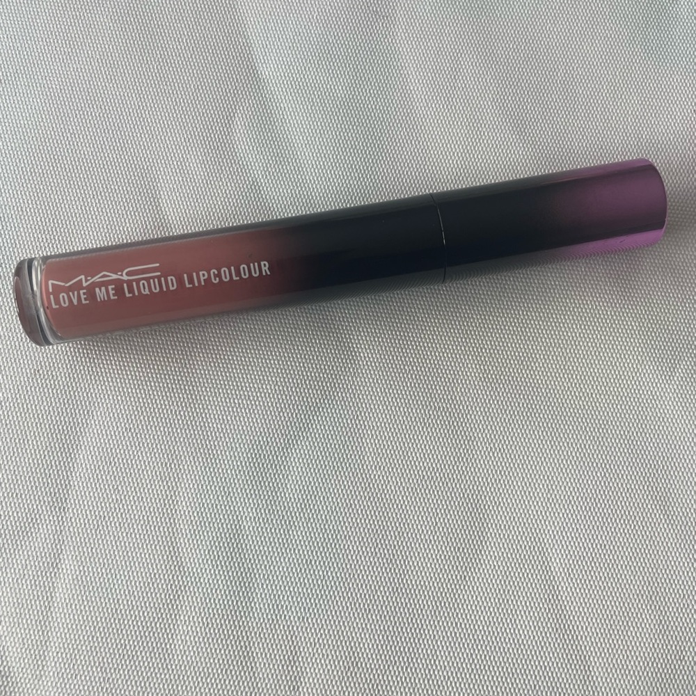Mac Laissez Faire Love Me Liquid Lipcolour Limited Edition / Discontinued